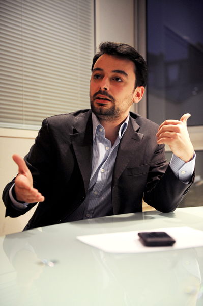 Diplômé de l'IPJ en 2007, Sylvain Lapoix a travaillé à la rédaction du site de l'hebdomadaire Marianne de décembre 2006 à décembre 2009, où il couvrait la politique et les médias. Légalement, il est désormais chômeur, travailleur occasionnel. Il est à l'origine du Djin, un collectif informel "pour renouveler, développer et défendre le journalisme web". Photo Pierre Meunié