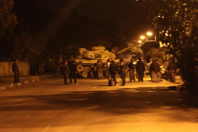 Un tank de l'armée en appui d'un checkpoint tenu par des civils