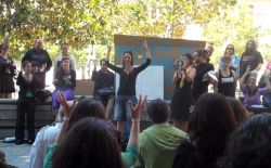 Approbation - en faveur de la proposition - lever les bras et agiter les mains