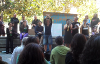 je suis totalement contre - croiser les bras en l'air en fermant les poings