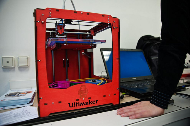 imprimante-3D-ultimaker-faclab-fablab-print-cc-owni-ophelia-noor