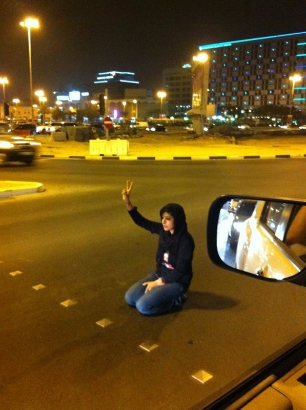 Zainab Al-Khawaja devant le Bahreïn Financial Harbor de Manama (21/4/2012). Photo sur Twitter de @Kareemasaeed via Global Voices. Zainab Al-Khawaja devant le Bahreïn Financial Harbor de Manama (21/4/2012). Photo sur Twitter de @Kareemasaeed via Global Voices.