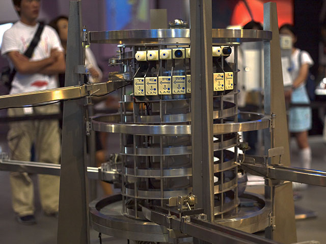 routeur-mecanique Mechanical router – photo CC by Joi Ito